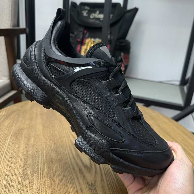 黒スニーカー モダンスポーツシューズ