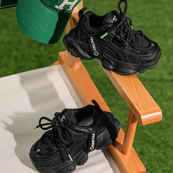 黒スニーカー 厚底キッズ用スポーツシューズ