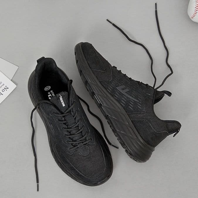 黒スニーカー メッシュ素材軽量ランニングシューズ