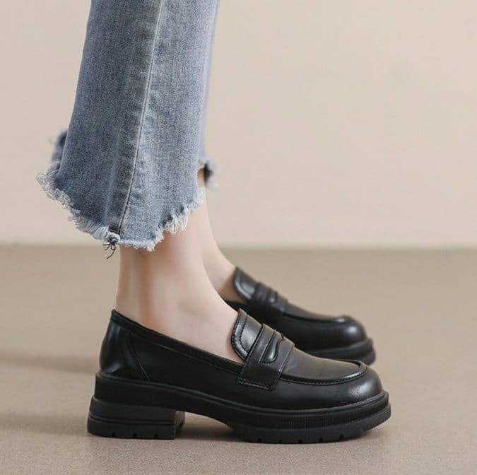 黒スニーカー 厚底ローファー風スリッポン