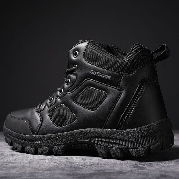 黒スニーカー 厚底ハイカットスニーカー