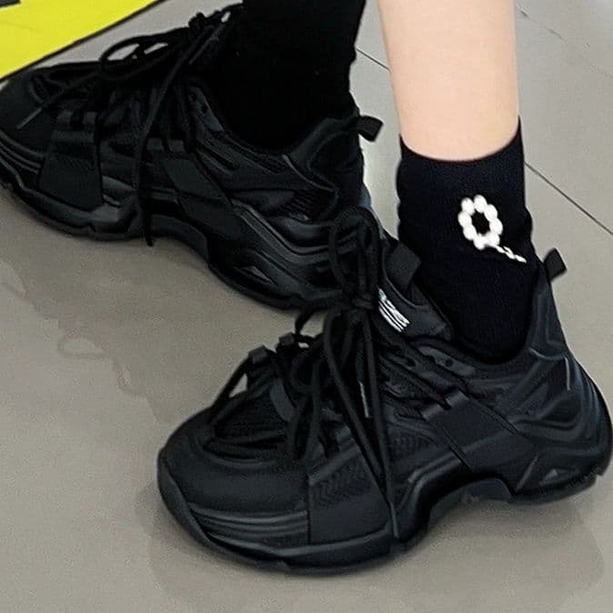 黒スニーカー 立体構造デザイン厚底運動靴