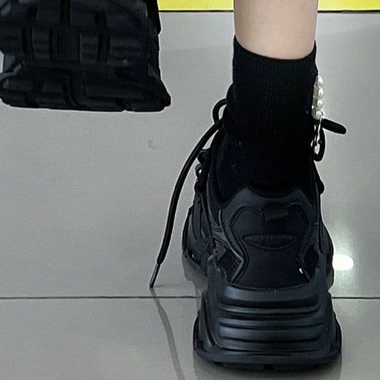 黒スニーカー 立体構造デザイン厚底運動靴