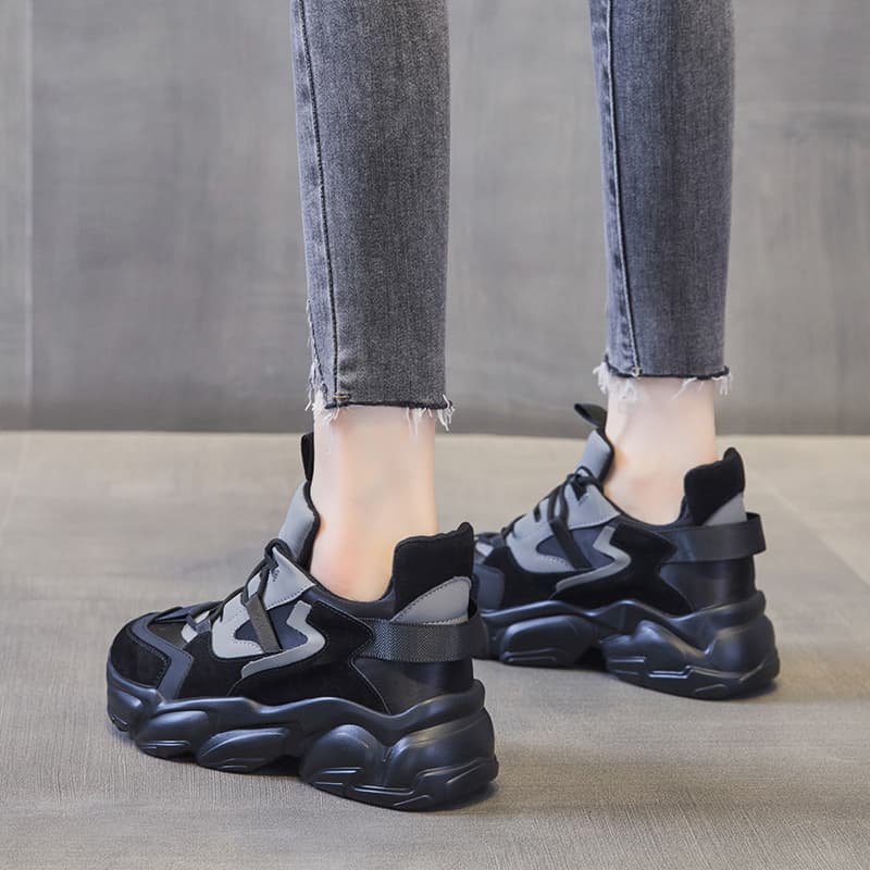 黒スニーカー 本革八センチ増高厚底運動靴